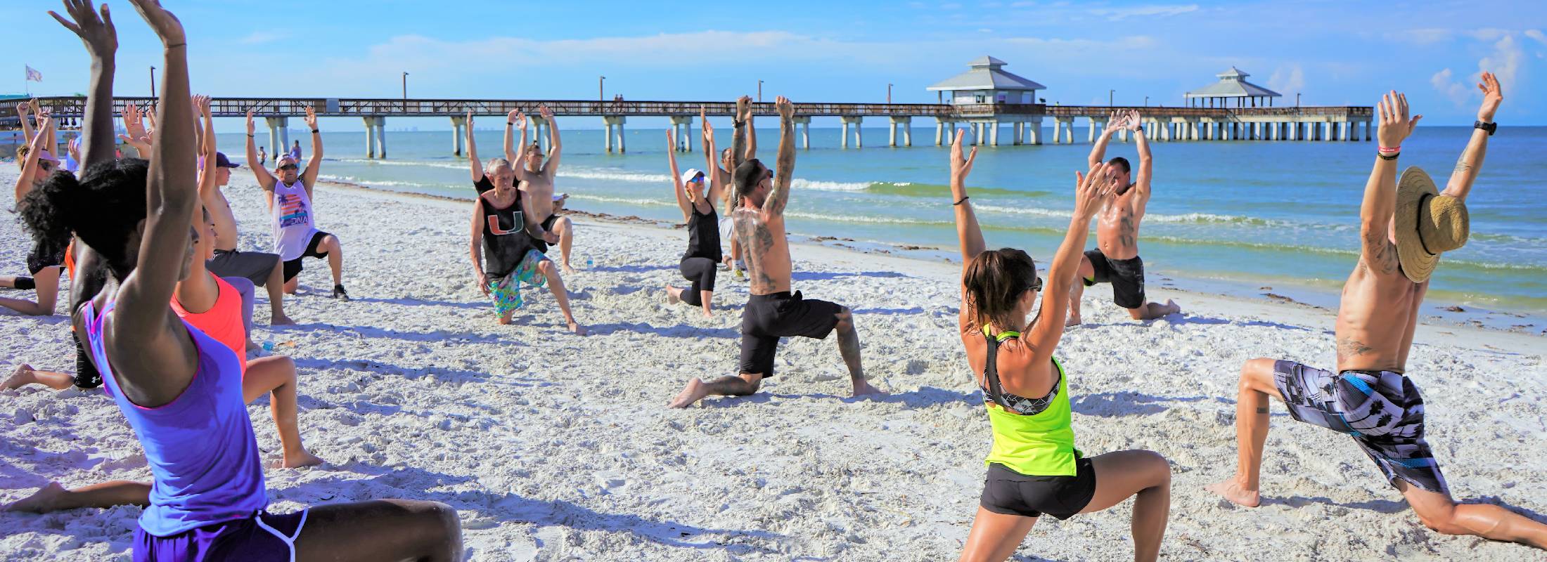 yoga en la playa en el retiro de fuerteventura
