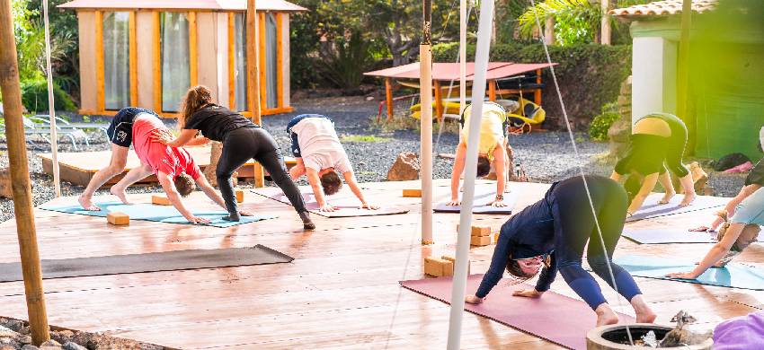Yoga en grupo en las instalaciones exteriores del retiro de yoga en Fuerteventura