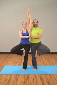 el doble árbol es una postura muy popular a la hora de practicar el yoga entre dos