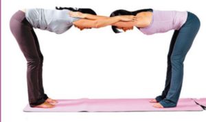 posturas de yoga en parejas: flexión al frente