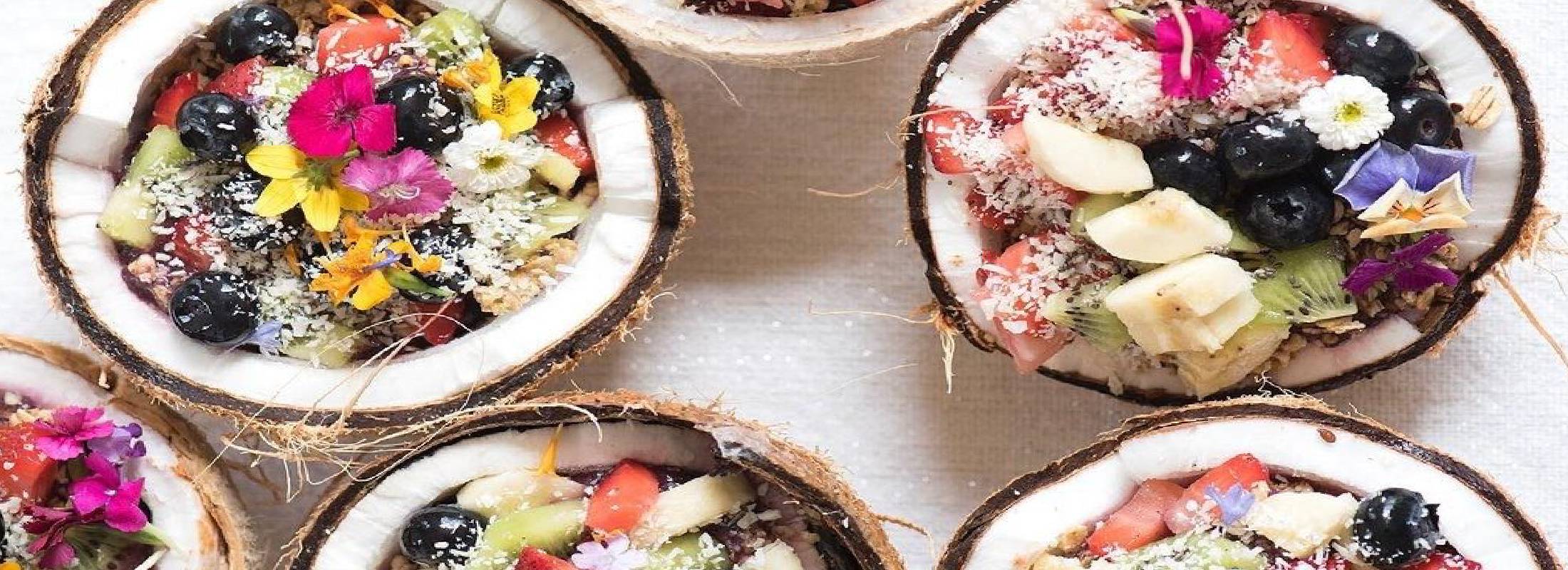 Deliciosos cocos durante tus vacaciones de yoga