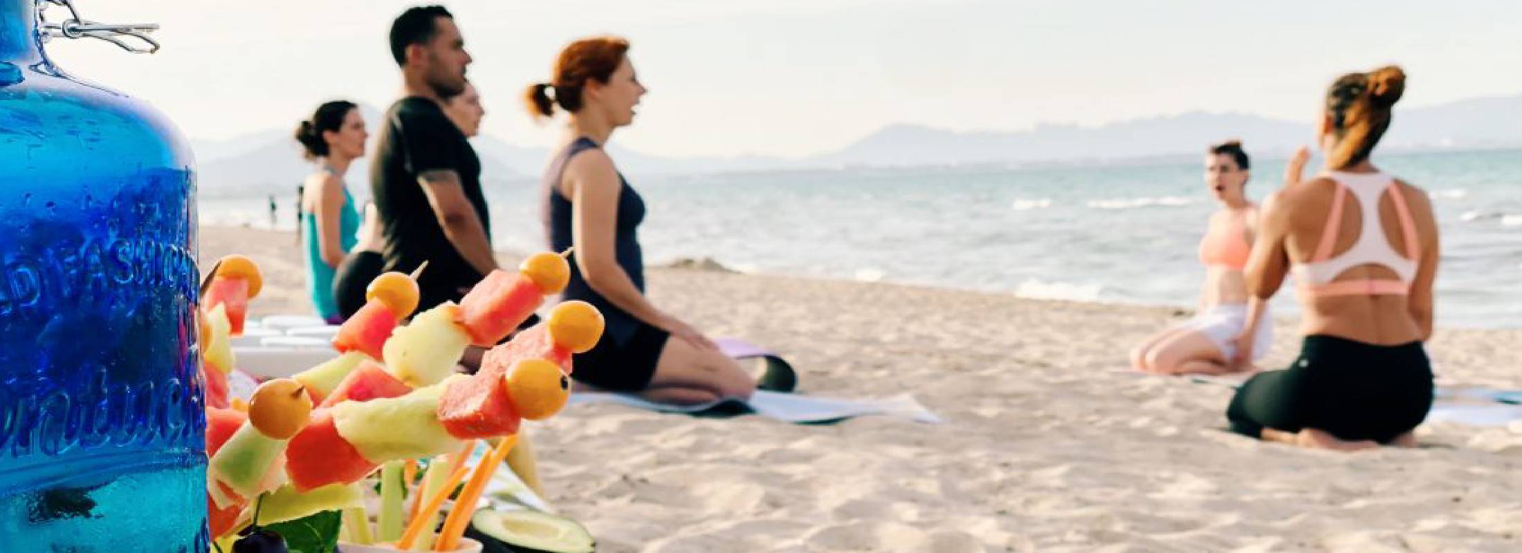 meditación en las playas de Mallorca durante el retiro de yoga en catamarán