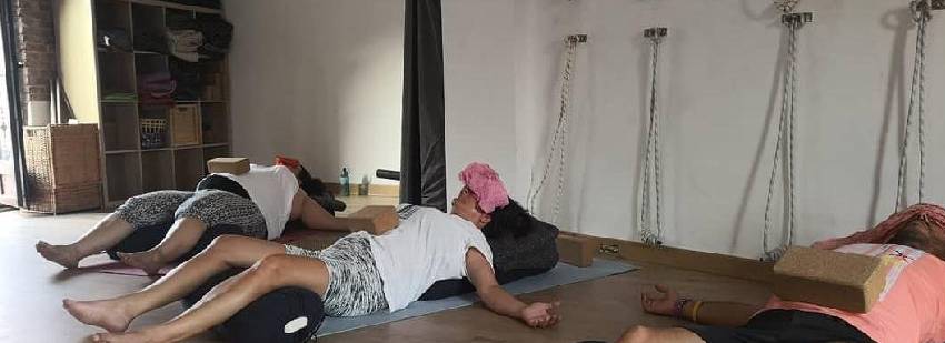 yoga en grupo en cádiz