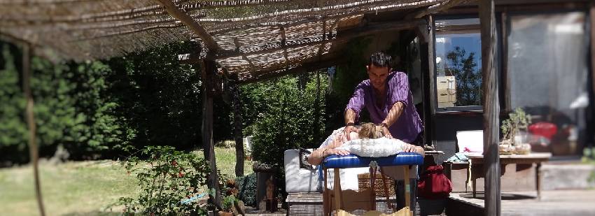 masaje en el retiro de yoga en Asturias